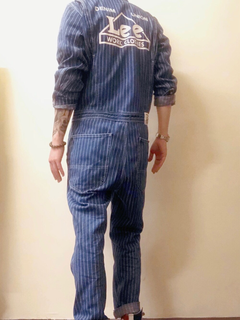 「ootd、街頭穿搭、球鞋、休閒、復古、日系極簡、牛仔褲、工裝褲、白T、converse、古着MIX、lee jeans、LEE」｜「Leeのアイテム（つなぎ/オールインワン、ブルー系）」を使った、hkfreewearさん（メンズ・180cm）の冬コーディネートの1枚目の写真