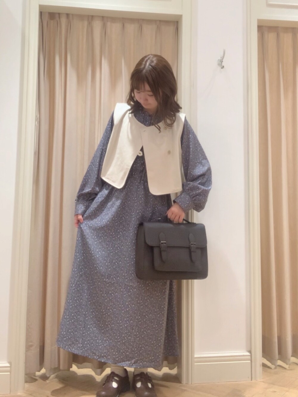 「サマンサ モスモス(Samansa Mos2)、SM2、ehka sopo、エヘカソポ、花柄ワンピース、ワンピース、ベスト、ダブルボタン、フリル、水色、着回しコーデ、ガーリーコーデ、淡色女子」｜「ehka sopoのツイルベスト（ベスト、ホワイト系）」を使った、かーびぃさん（レディース・157cm）の秋コーディネートの1枚目の写真