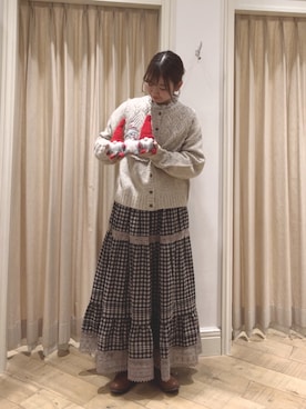 「白ニット」｜「アイテム（スカート、グレー系）」を使った、かーびぃさん（レディース・157cm）の秋コーディネート