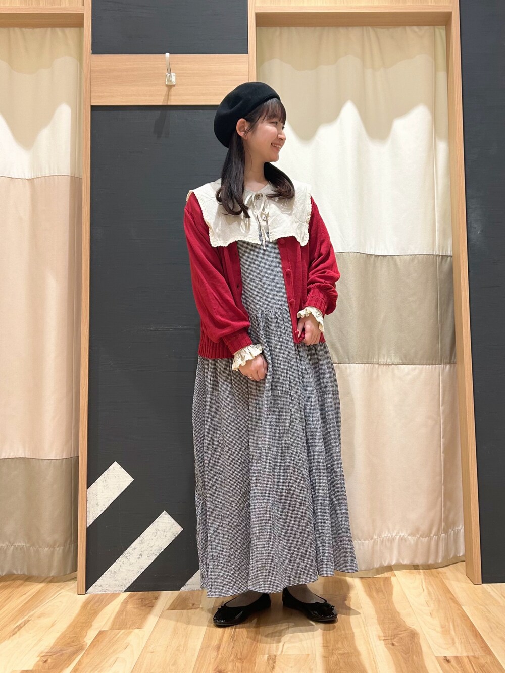 「サマンサ モスモス(Samansa Mos2)、Samansa Mos2、お出かけコーデ、春服、ワンピース、ガーリー、ガーリーコーデ、赤ニット、襟付きトップス、キャミワンピ、赤、ゆべしコラボ」｜「Samansa Mos2のリネン混ベレー（ハンチング/ベレー帽、ブラック系）」を使った、かーびぃさん（レディース・157cm）の春コーディネートの1枚目の写真