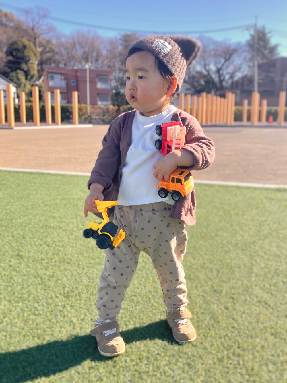 「キッズコーデ、2歳、男の子、プチプラ、ニット帽、カーディガン、ドット、ブラウン、春コーデ」｜「DAISOのアイテム（ニットキャップ/ビーニー、グレー系）」を使った、kedamaさん（キッズ・80cm）の冬コーディネートの1枚目の写真