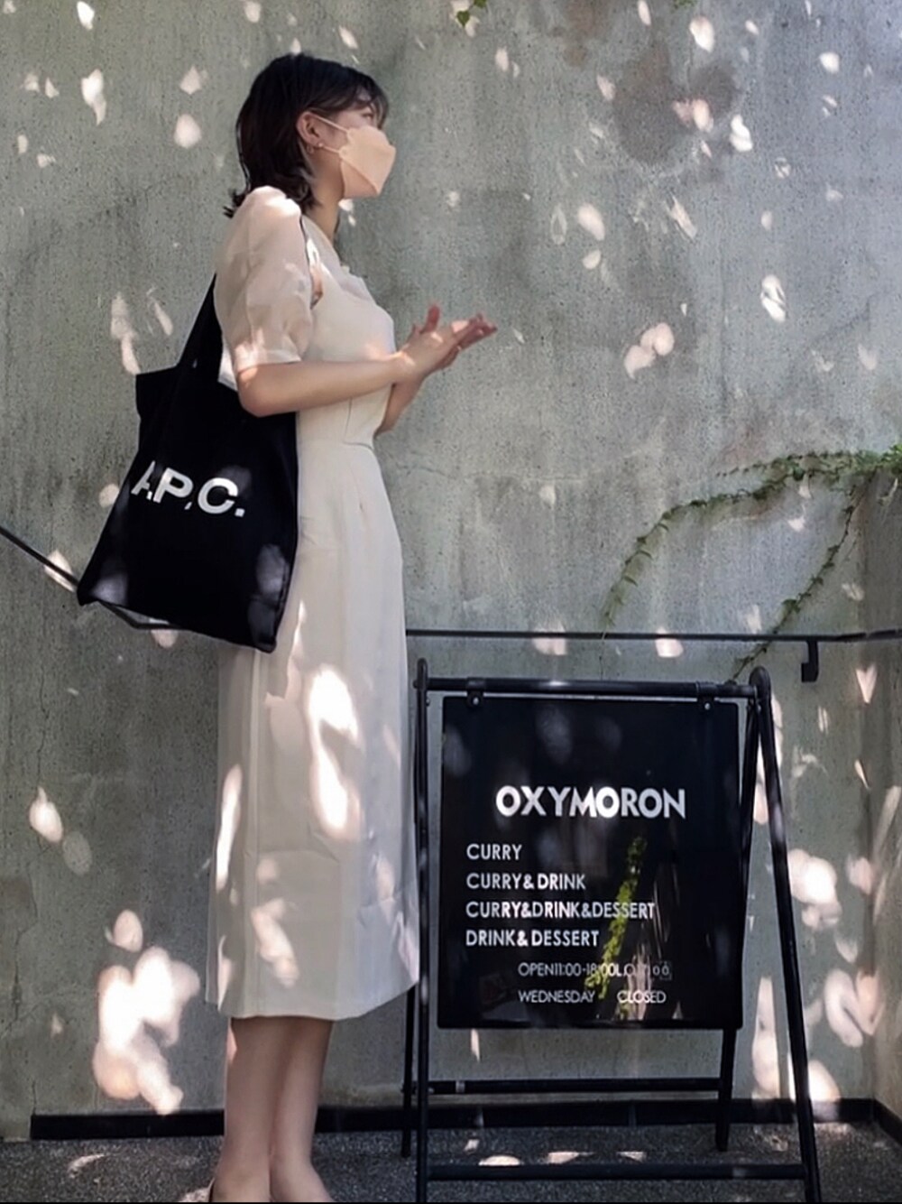 「21AW」｜「APC x Kanye Westのアイテム（トートバッグ、ブラック系）」を使った、alyさん（レディース・190cm）の秋コーディネートの1枚目の写真
