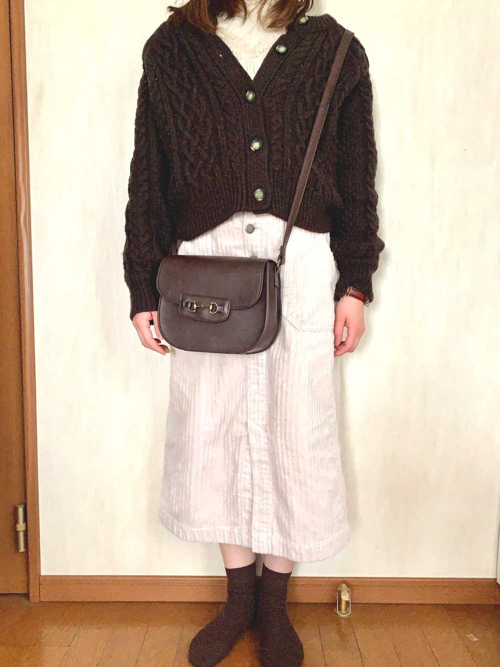 「休日スタイル、お出かけコーデ、おしゃれさんと繋がりたい、ブラウン×ホワイト、ブラウンコーデ、ニットカーディガン、コーデュロイスカート、シンプルコーデ、ダニエルウェリントン、韓国ファッション」｜「ehka sopoのビットラウンドショルダーバッグ（ショルダーバッグ、ブラウン系）」を使った、aikaさん（レディース・157cm）の冬コーディネートの1枚目の写真