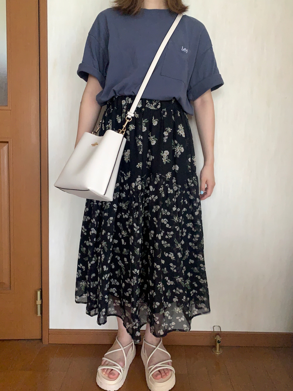 「カジュアルコーデ、カジュアルガーリー、秋のコーデ、休日スタイル、Tシャツ、花柄スカート、ショルダーバッグ」｜「COACHのアイテム（ショルダーバッグ、ホワイト系）」を使った、aikaさん（レディース・157cm）の秋コーディネートの1枚目の写真