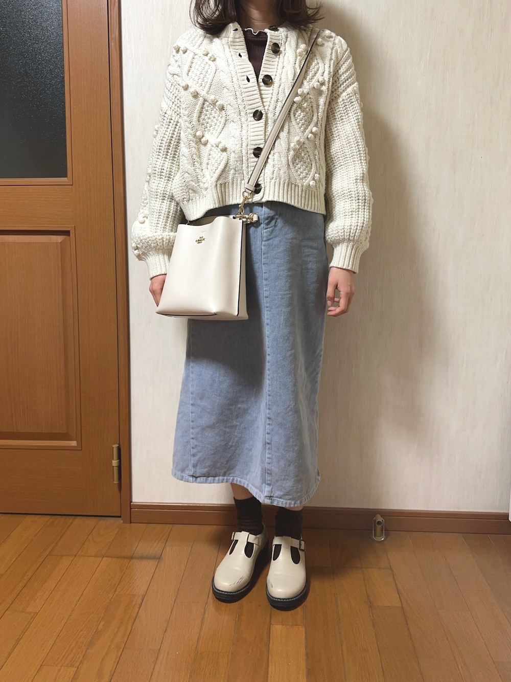 「冬のコーデ、おでかけコーデ、休日スタイル、ニットカーディガン、デニムスカート」｜「ehka sopoのTストラップシューズ（その他シューズ、ベージュ系）」を使った、aikaさん（レディース・157cm）の冬コーディネートの1枚目の写真