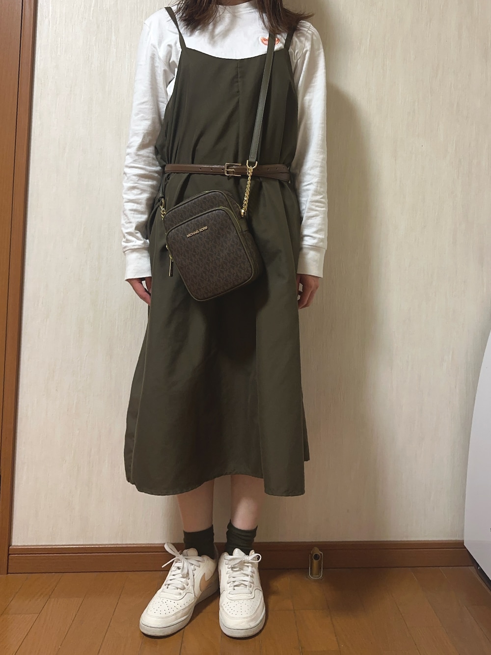 「お出かけコーデ、お洒落さんとつながりたい、着回しコーデ、休日コーデ、カジュアルコーデ、Tシャツ、キャミワンピ」｜「MICHAEL KORSのアイテム（ショルダーバッグ、ブラウン系）」を使った、aikaさん（レディース・157cm）の夏コーディネートの1枚目の写真