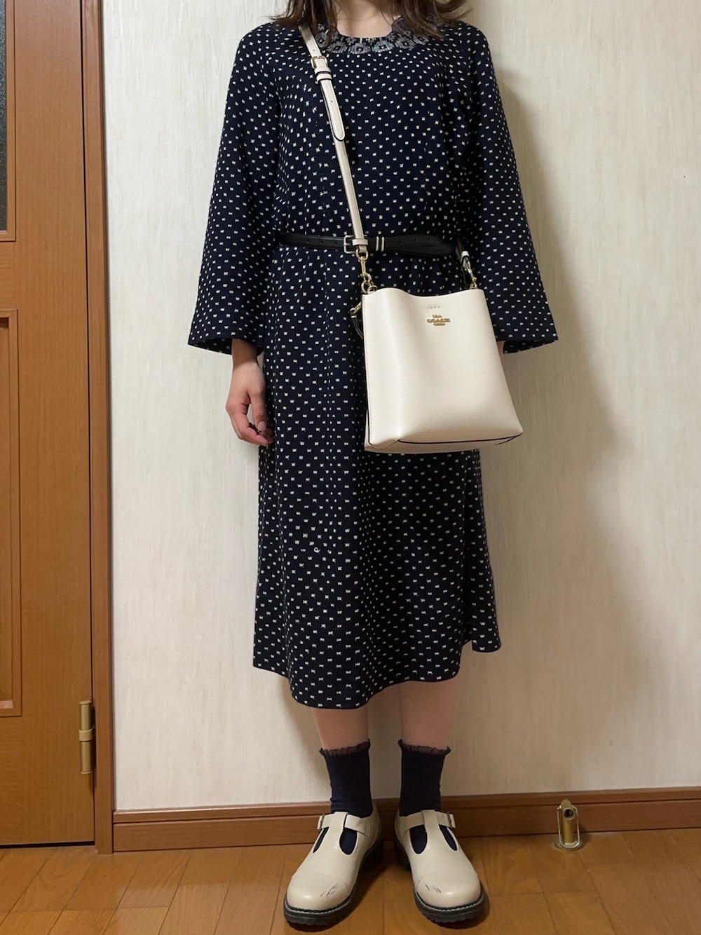 「ワンピーススタイル、古着コーデ、古着ワンピース、休日コーデ、春コーデ、おばあちゃんのおさがり」｜「COACHのアイテム（ショルダーバッグ、ホワイト系）」を使った、aikaさん（レディース・157cm）の春コーディネートの1枚目の写真