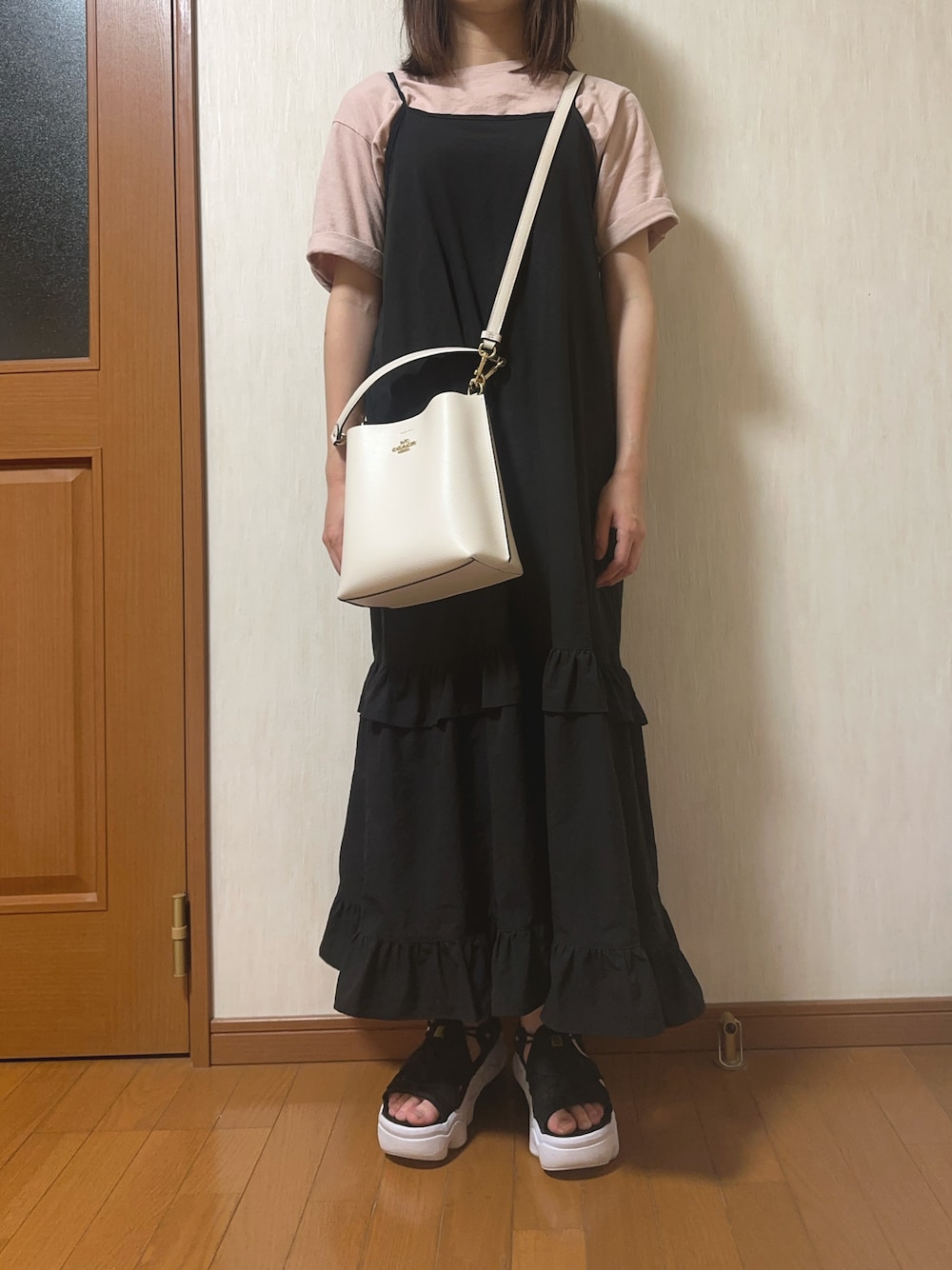 「きれいめカジュアル、夏だ！Tシャツ着よう！、キャミワンピ、お出かけコーデ、休日コーデ、夏コーデ」｜「COACHのアイテム（ショルダーバッグ、ホワイト系）」を使った、aikaさん（レディース・157cm）の夏コーディネートの1枚目の写真
