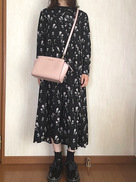 「MICHAEL KORS（マイケルコース）のSELMA ミディアム メッセンジャー（ショルダーバッグ）」を使った、aikaさん（レディース・157cm）の春コーディネート