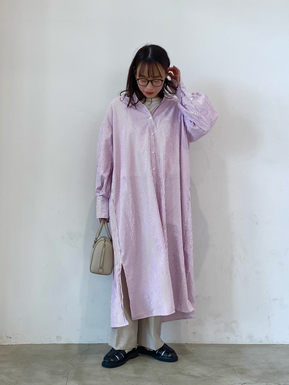「ビッグシルエット、プチプラ、シャツワンピ、ボストンバッグ、SENSEOFPLACE、白パンツ、シャツスタイル、春夏コーデ、グルカサンダル」｜「SENSE OF PLACE by URBAN RESEARCHの『One-C/低身長向けサイズ展開あり』コクーンスリーブシャツワンピース（シャツワンピース、パープル系）」を使った、　AMIさん（レディース・158cm）の春コーディネートの1枚目の写真