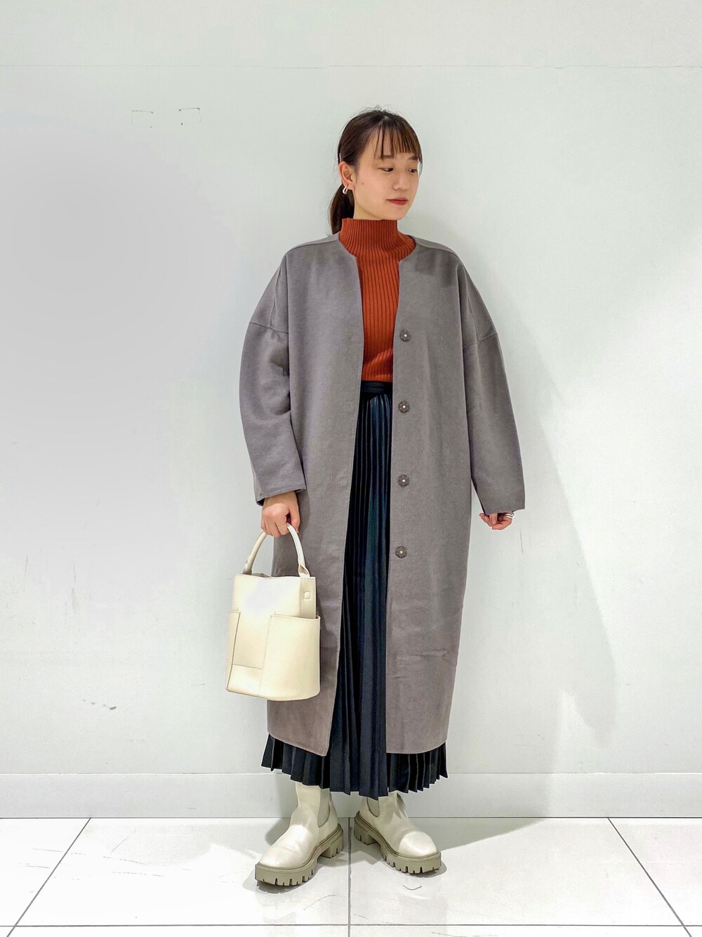 「トートバッグ、ビッグシルエット、ブーツ、ハイネック、レザースカート、冬コーデ、プチプラ、タックイン、SENSEOFPLACE、スクエアバッグ」｜「SENSE OF PLACE by URBAN RESEARCHのウールリバーノーカラーコート（ノーカラージャケット、ブラウン系）」を使った、　AMIさん（レディース・158cm）の秋コーディネートの1枚目の写真
