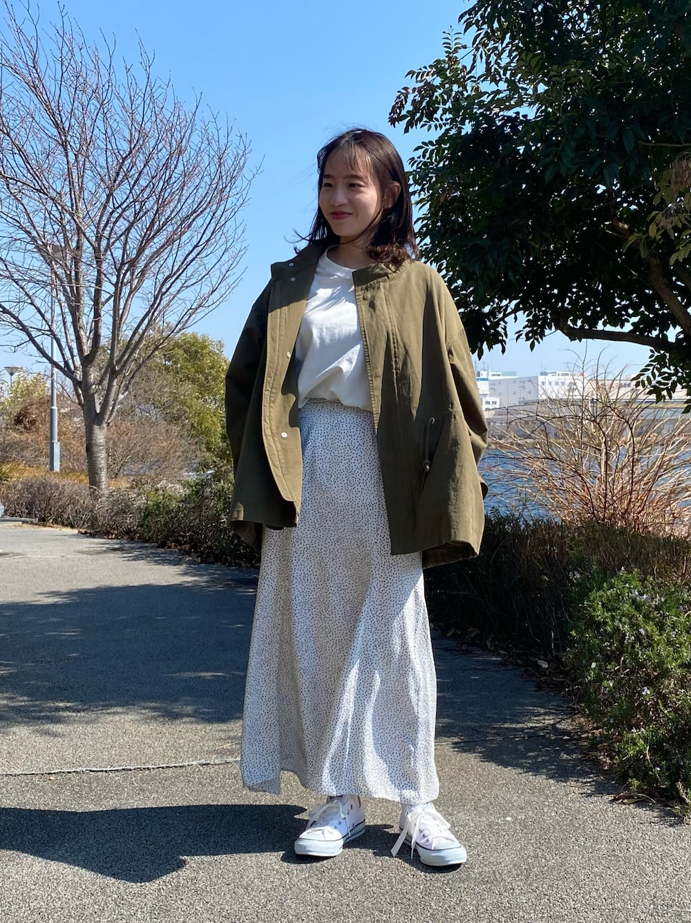 「コンバース、モッズコート、白スニーカー、プチプラ、タックイン、春アウター、SENSEOFPLACE、シンプルコーデ、マーメイドスカート、春コーデ」｜「SENSE OF PLACE by URBAN RESEARCHのオーガニックコットンチュニックトップ（Tシャツ/カットソー、ホワイト系）」を使った、　AMIさん（レディース・158cm）の春コーディネートの1枚目の写真