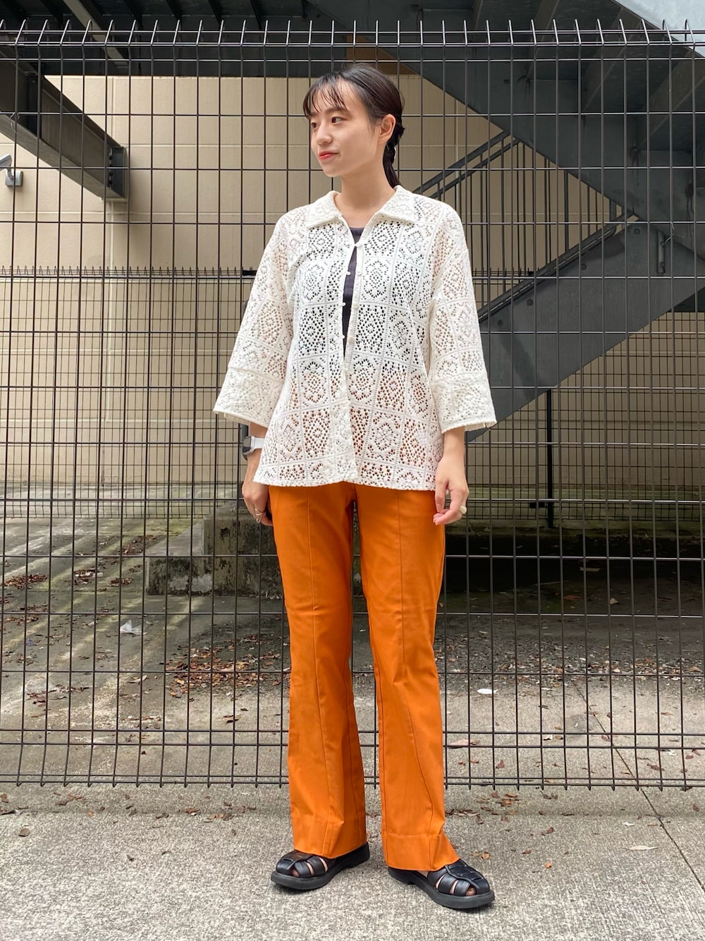 ホワイト系のシャツ/ブラウス、イエロー系のその他パンツ、ブラック系のサンダルを着用したレディースの夏コーディネートの1枚目の写真