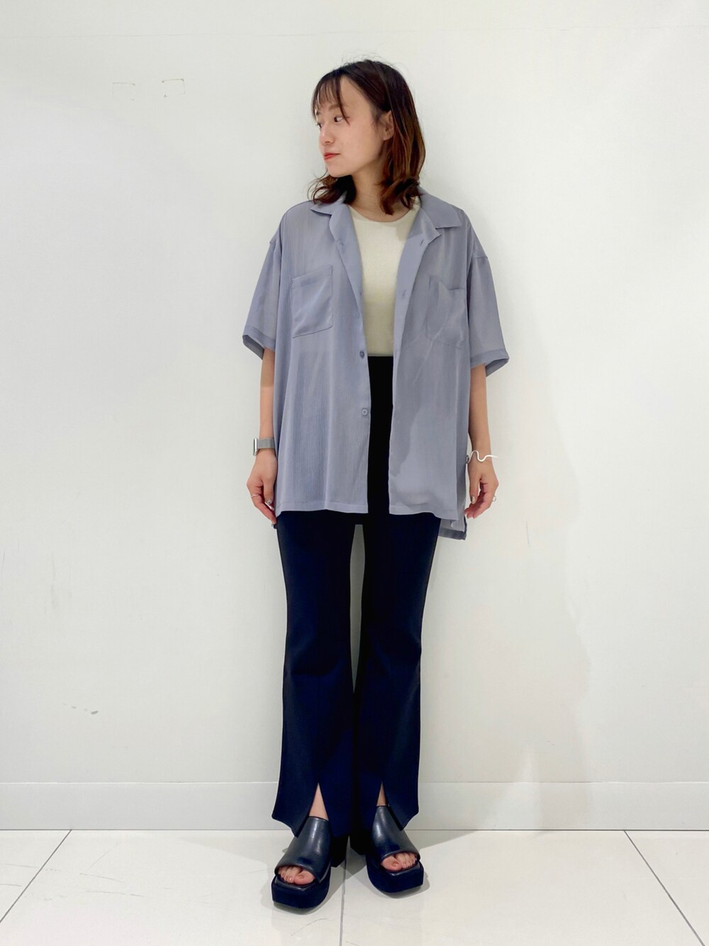 ブルー系のシャツ/ブラウス、ベージュ系のタンクトップ、ブラック系のその他シューズを着用したレディースの夏コーディネートの1枚目の写真