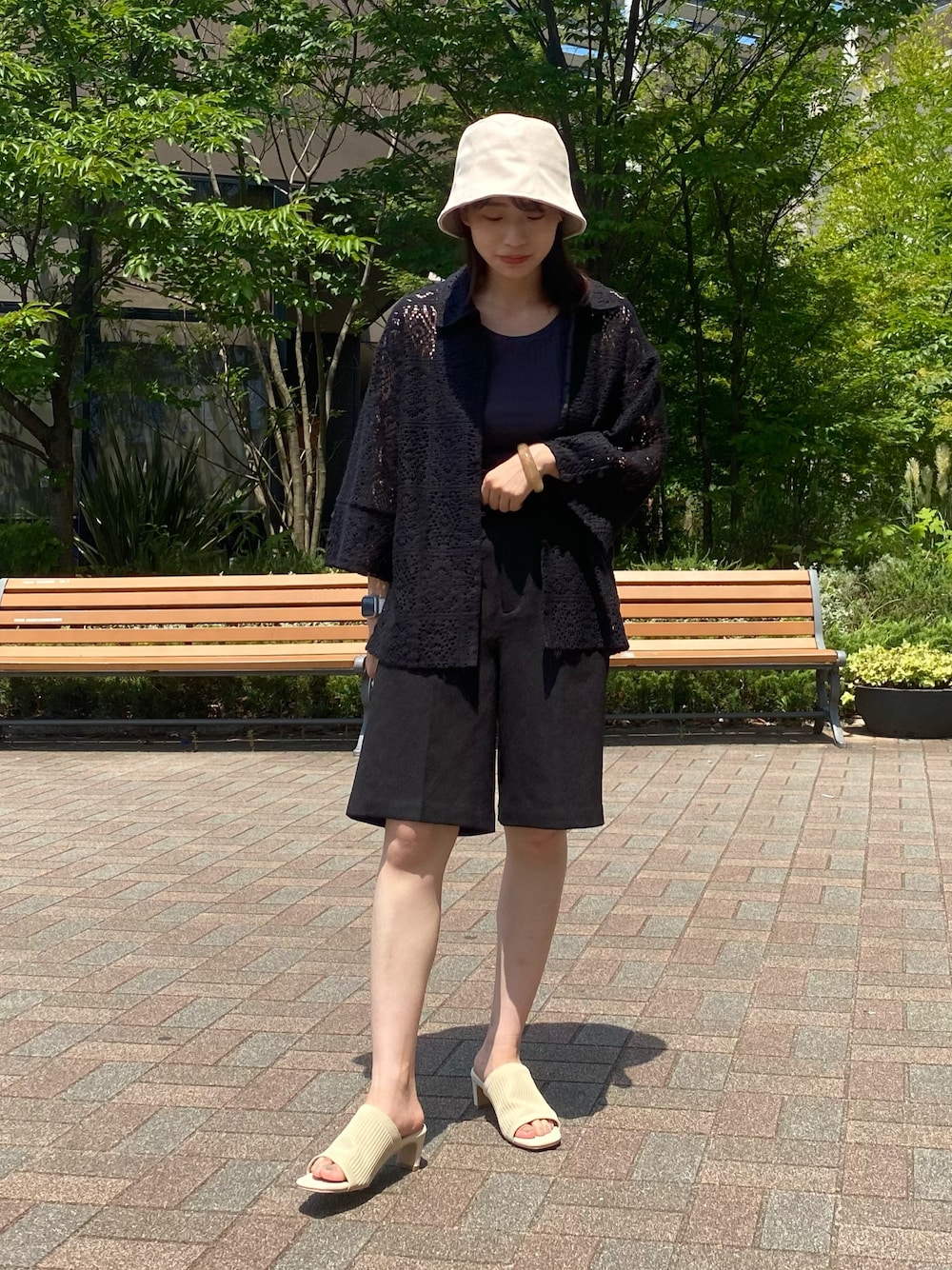 ブラック系のシャツ/ブラウス、ブラック系のその他パンツ、ホワイト系のサンダルを着用したレディースの夏コーディネートの1枚目の写真