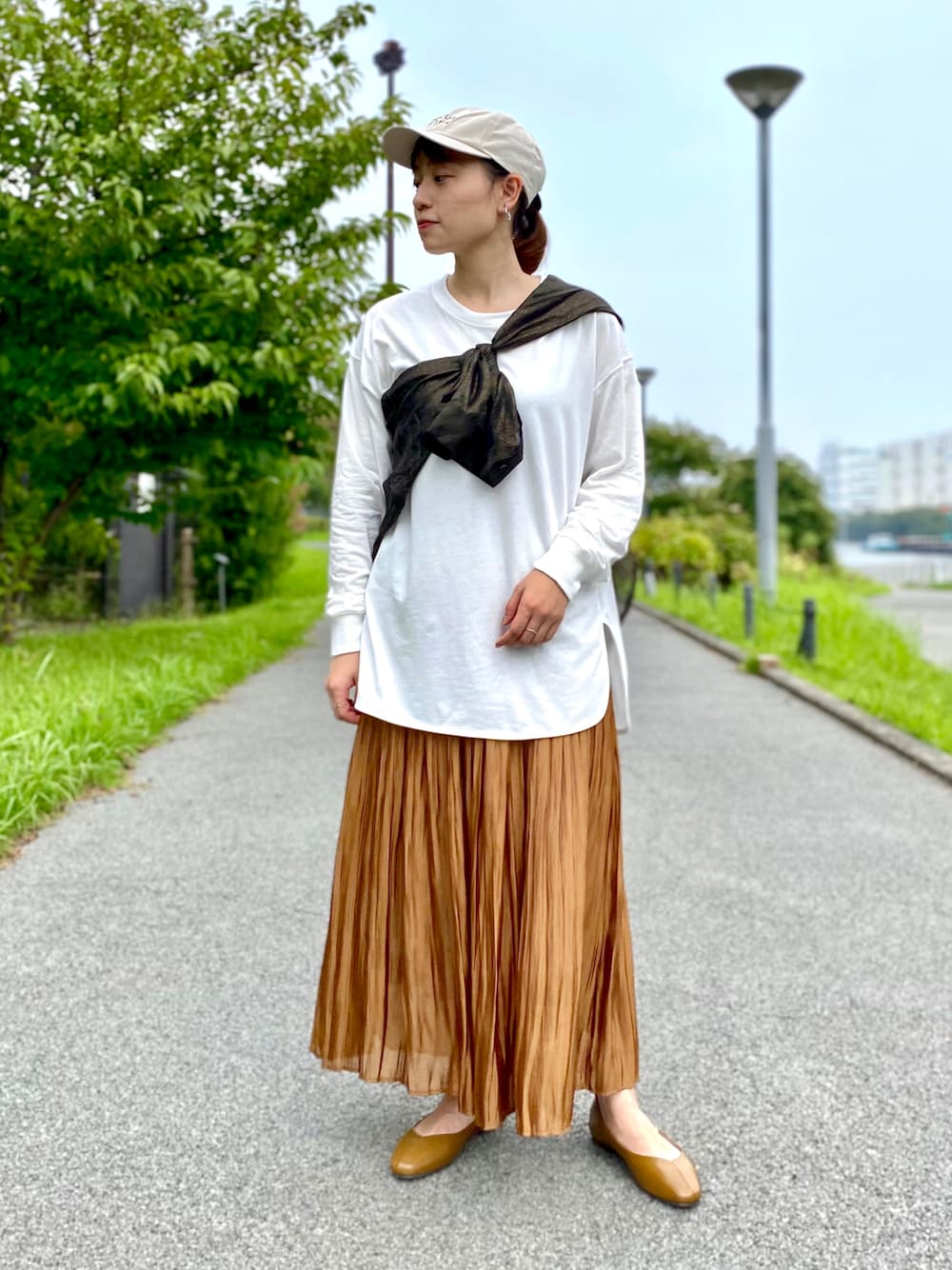「ビッグシルエット、キャップ、ロンT、休日スタイル、プチプラ、プリーツスカート、SENSEOFPLACE、きれいめカジュアル、秋コーデ、スクエアトゥ」｜「SENSE OF PLACE by URBAN RESEARCHの【WEB/一部店舗限定】オーガニックコットンチュニックトップ（Tシャツ/カットソー、ホワイト系）」を使った、　AMIさん（レディース・158cm）の秋コーディネートの1枚目の写真