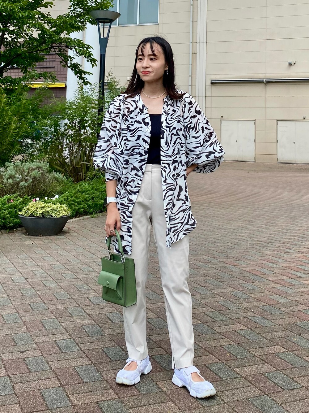 ホワイト系のシャツ/ブラウス、ベージュ系のその他パンツ、ホワイト系のシューズを着用したレディースの夏コーディネートの1枚目の写真