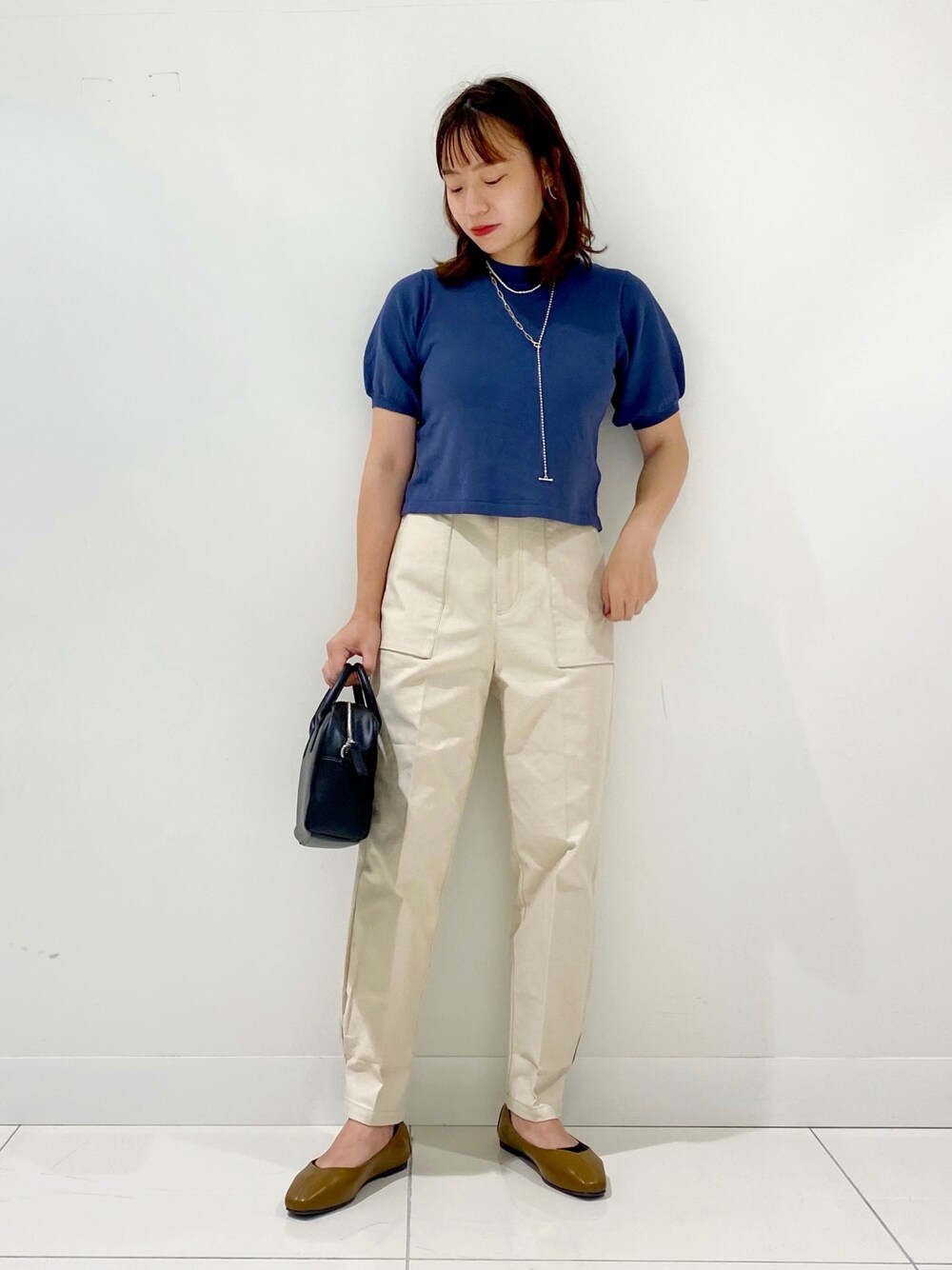 ブルー系のワンピース、ホワイト系のその他パンツ、ブラック系のボストンバッグを着用したレディースの夏コーディネートの1枚目の写真