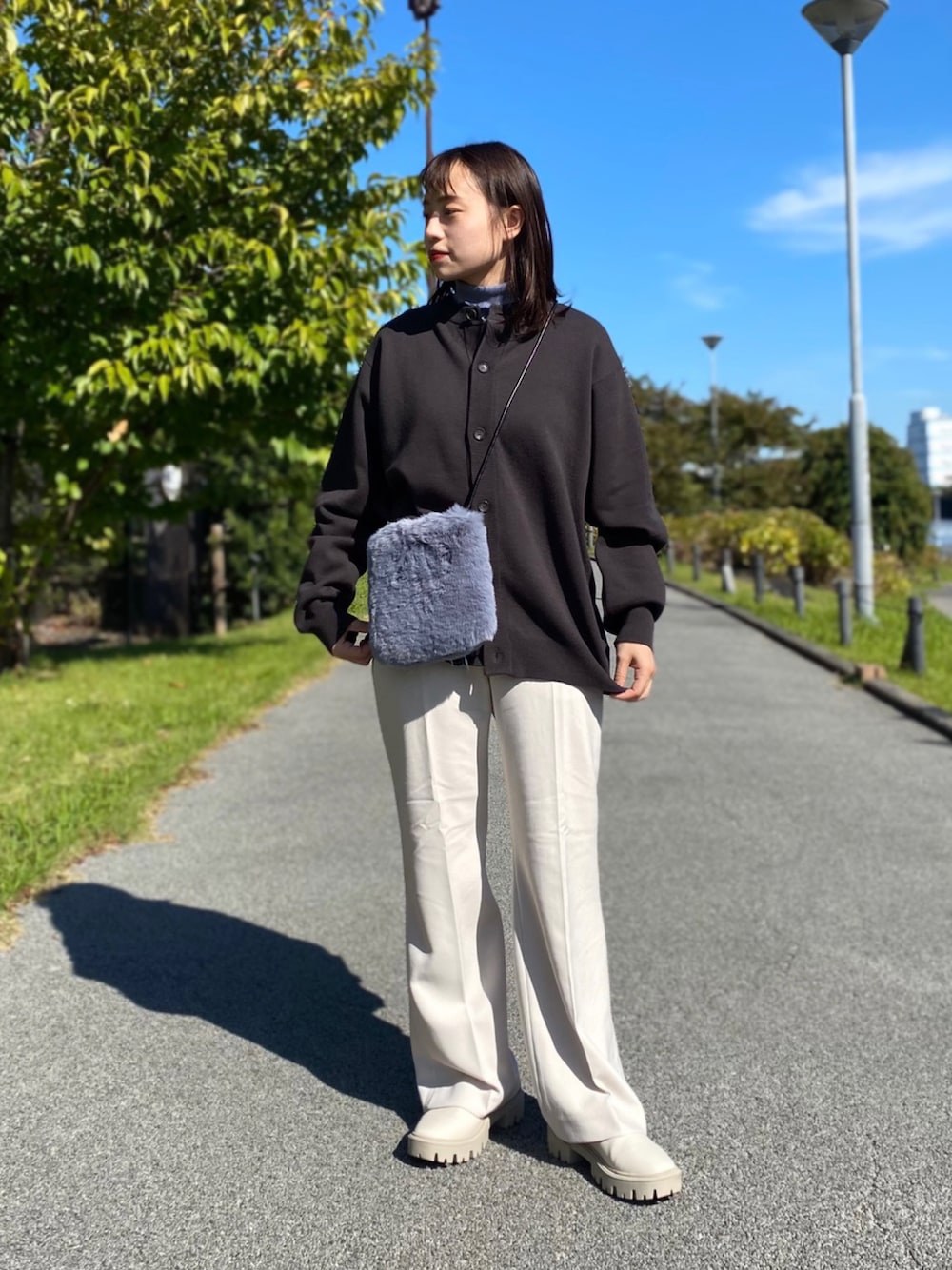 「カーディガン、ビッグシルエット、ショルダーバッグ、レイヤードスタイル、タートルネック、プチプラ、ファーバッグ、フレアパンツ、スクエアバッグ、wearhalloween2021、白スニーカー」｜「SENSE OF PLACE by URBAN RESEARCHのクルーネックカーディガン（カーディガン/ボレロ、グレー系）」を使った、　AMIさん（レディース・158cm）の秋コーディネートの1枚目の写真
