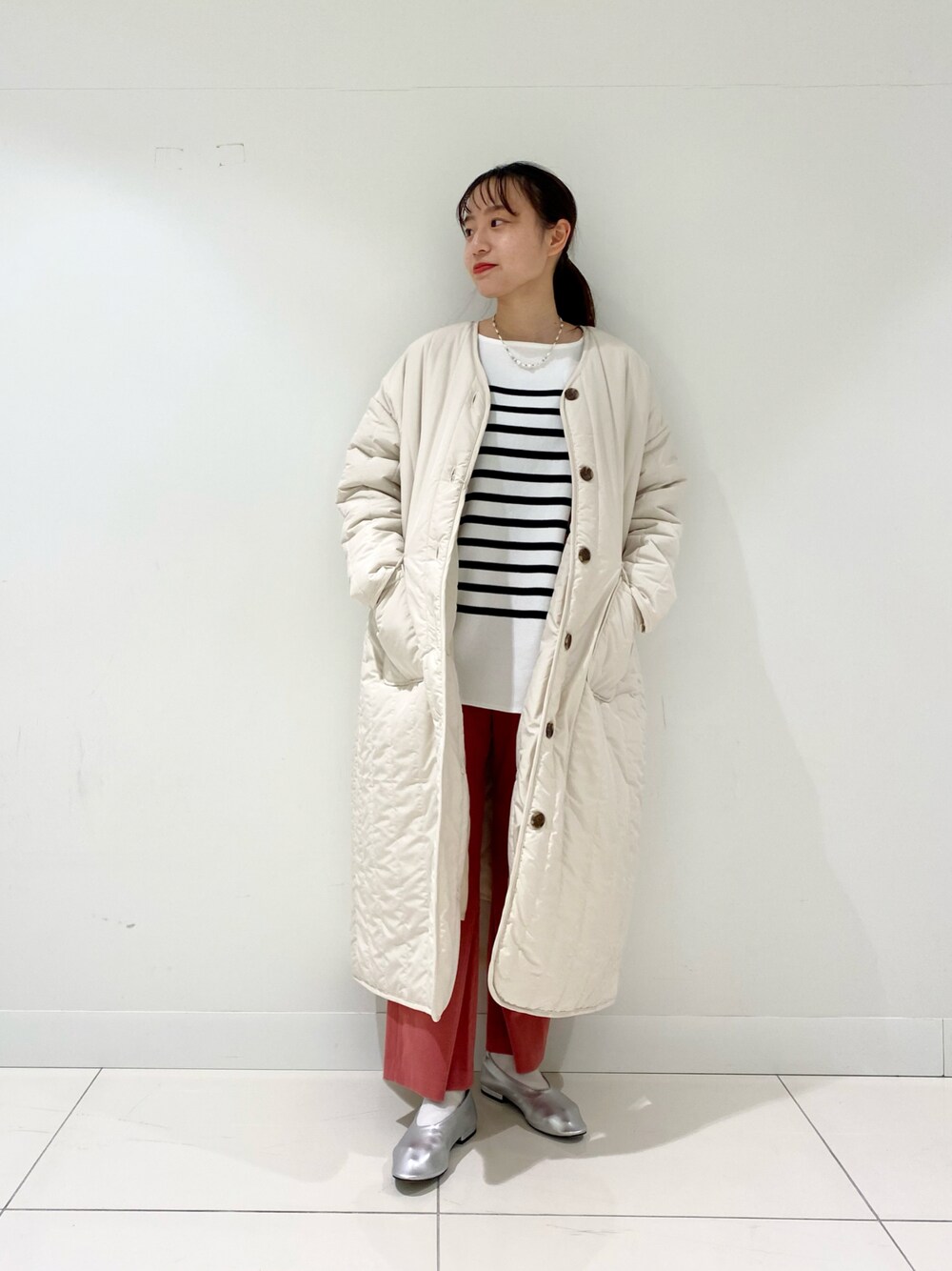 ホワイト系のニット/セーター、ピンク系のその他パンツ、シルバー系のパンプスを着用したレディースの冬コーディネートの1枚目の写真