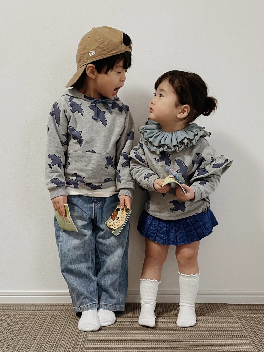 「兄妹コーデ、兄妹、兄妹リンクコーデ、兄妹お揃い、兄妹リンク、兄妹お揃いコーデ、男の子コーデ、女の子コーデ、むすこふく、むすめふく、キッズファッション」｜「NEW ERAのNEW ERA/ニューエラ キッズ Youth 9TWENTY ウォッシュドコットン ベーシック キャップ 13552019（キャップ、ベージュ系）」を使った、とりしゅりさん（キッズ・100cm）の春コーディネートの1枚目の写真
