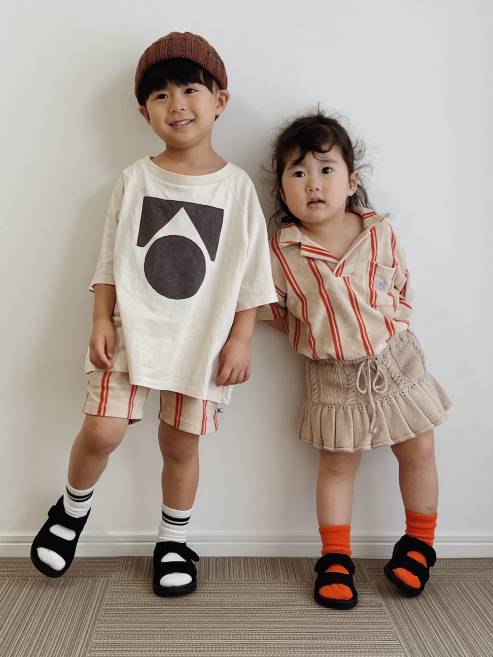 「スポーツミックス、サンダル、キッズコーデ、ハーフパンツ、カジュアルコーデ、キッズファッション、ビタミンカラー、初夏コーデ、男の子コーデ、女の子コーデ、4歳、2歳、兄妹コーデ」｜「DENIM DUNGAREEのアイテム（ニットキャップ/ビーニー、オレンジ系）」を使った、とりしゅりさん（キッズ・100cm）の夏コーディネートの1枚目の写真