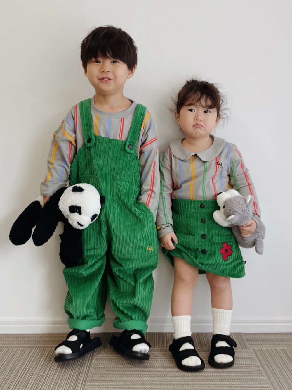 「春めき満開コーデ、春色、キッズコーデ、カラフル、キッズファッション、兄妹コーデ、兄妹、兄妹リンクコーデ、兄妹お揃い、兄妹リンク、兄妹おそろい、サロペット、コーデュロイ」｜「carlijnqのアイテム（Tシャツ/カットソー、グレー系）」を使った、とりしゅりさん（キッズ・100cm）の春コーディネートの1枚目の写真