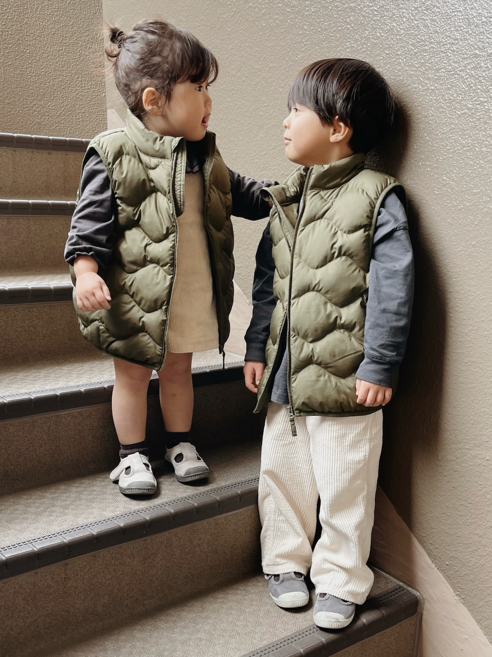 「兄妹コーデ、兄妹、兄妹リンクコーデ、兄妹お揃い、兄妹リンク、ダウンベスト、UNIQLO、ユニクロ、コーデュロイパンツ、キッズファッション、むすこふく、むすめふく」｜「UNIQLOのアイテム（ダウンベスト、グリーン系）」を使った、とりしゅりさん（キッズ・100cm）の春コーディネートの1枚目の写真