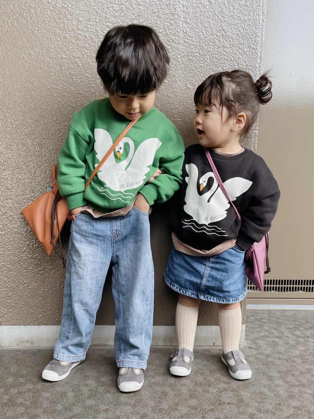 「兄妹コーデ、兄妹、兄妹リンクコーデ、兄妹お揃い、兄妹リンク、兄妹お揃いコーデ、男の子コーデ、女の子コーデ、むすこふく、むすめふく、キッズファッション、スウェット」｜「韓国子供服のアイテム（デニムパンツ、ブルー系）」を使った、とりしゅりさん（キッズ・100cm）の冬コーディネートの1枚目の写真
