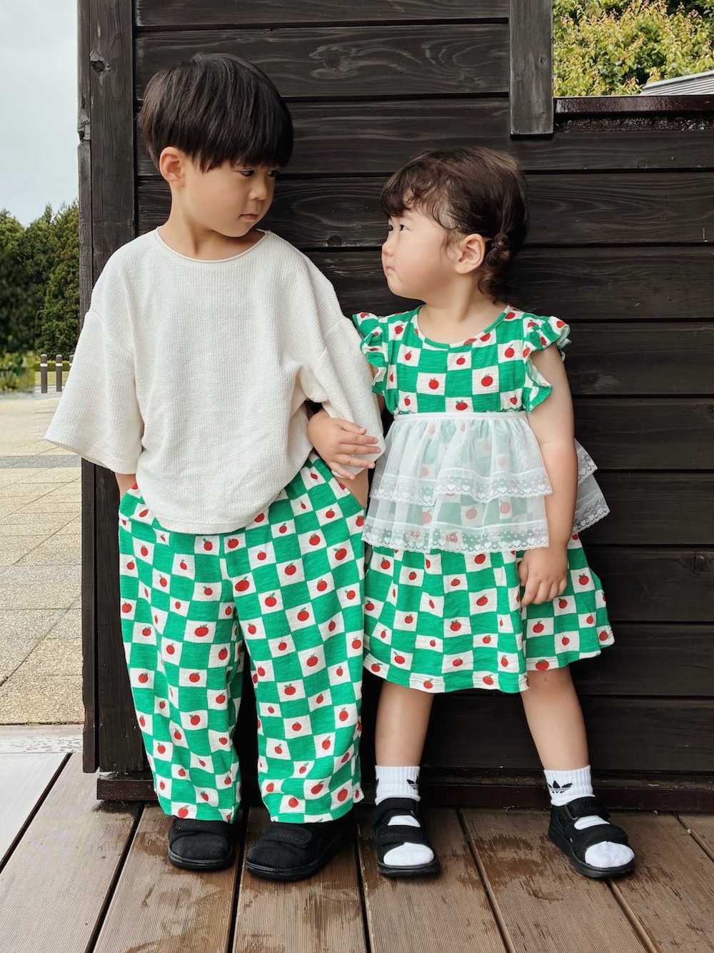 「サンダル、白Tシャツ、夏コーデ、リンクコーデ、お出掛けコーデ、キッズファッション、ワンピース、キッズコーデ、男の子コーデ、女の子コーデ、4歳、2歳、兄妹コーデ」｜「ZARA KIDSのアイテム（Tシャツ/カットソー、ホワイト系）」を使った、とりしゅりさん（キッズ・100cm）の夏コーディネートの1枚目の写真