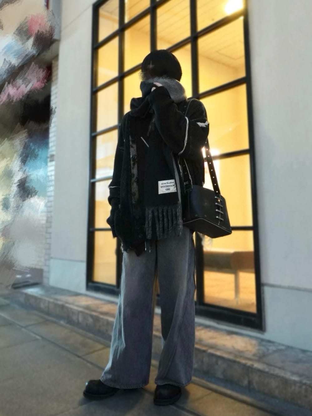 「今日のコーデ、ニット、レイヤードスタイル、ブラックコーデ、メンズファッション、メンズライク、AcneStudios、GRANCY、remagine、デニム、休日スタイル、大人カジュアル、プチプラ、ローファー、春服コーデ」｜「Acne StudiosのFN-UX-SCAR000399（マフラー、ブラック系）」を使った、ゆうとさん（骨格ストレート・メンズ・173cm）の春コーディネートの1枚目の写真