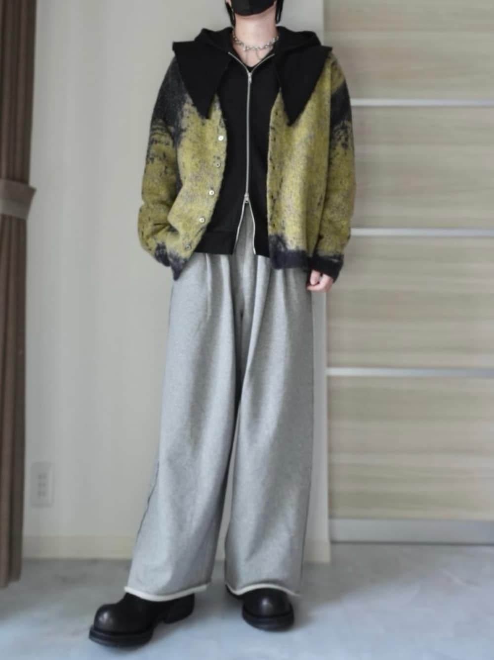 「プチプラ、メンズファッション、メンズコーデ、スウェット、スウェットパンツ、ニット、フーディー、レザー、春コーデ、冬コーデ、春色、休日コーデ、GRANCY、SINSS、キイロ」｜「SINSSのTwo tuck sweatpants / 2タックスウェットパンツ(セットアップ可能)（スウェットパンツ、グレー系）」を使った、ゆうとさん（骨格ストレート・メンズ・173cm）の春コーディネートの1枚目の写真