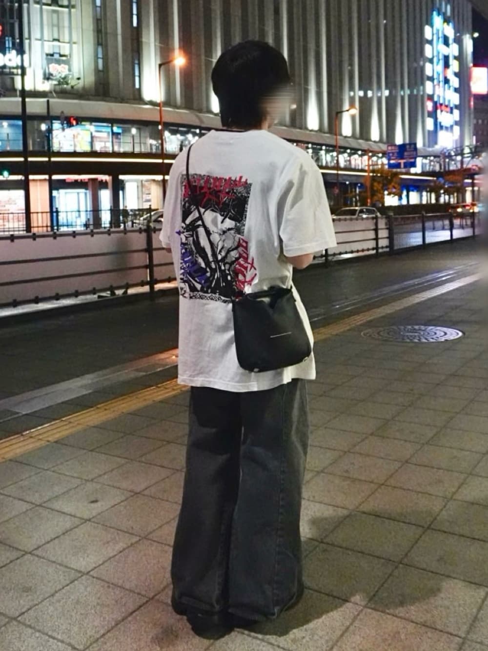 「メンズファッション、おでかけコーデ、ビッグシルエット、プリントT、デニム、厚底シューズ、レザーバッグ、スニーカー、doublet、MM6、KIDILL、大阪、adrer、初秋コーデ、秋っぽコーデ更新中」｜「KIDILLのアイテム（Tシャツ/カットソー、ホワイト系）」を使った、ゆうとさん（骨格ストレート・メンズ・173cm）の秋コーディネートの1枚目の写真