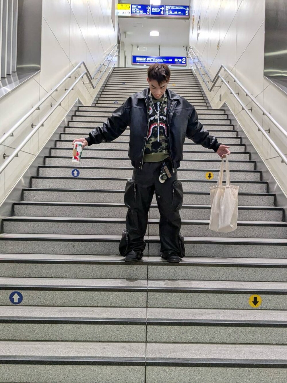 「レザーパンツ、レザージャケット、オールブラック」｜「COACHのアイテム（ブーツ、ブラック系）」を使った、ひろさん（メンズ・170cm）の冬コーディネートの1枚目の写真