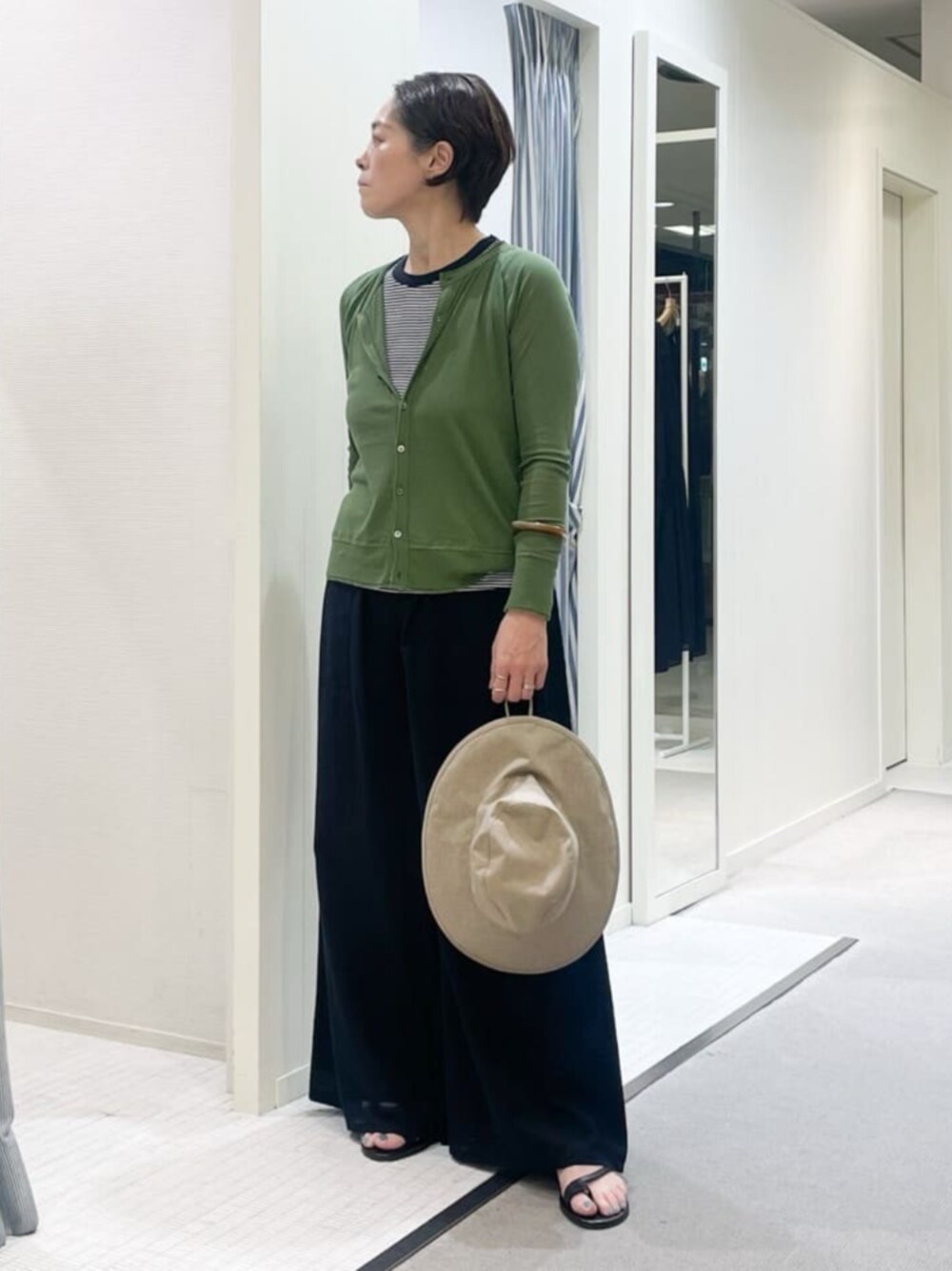 「TOMORROWLAND、トゥモローランド、GALERIE VIE、KIJIMA TAKAYUKI、カーディガン、インドコットン、ワイドパンツ、イージーパンツ、大人カジュアル」｜「BEN AMUNのBEN-AMUN バングル（ブレスレット、ベージュ系）」を使った、TOMORROWLAND_iizukaさん（レディース・162cm）の夏コーディネートの1枚目の写真