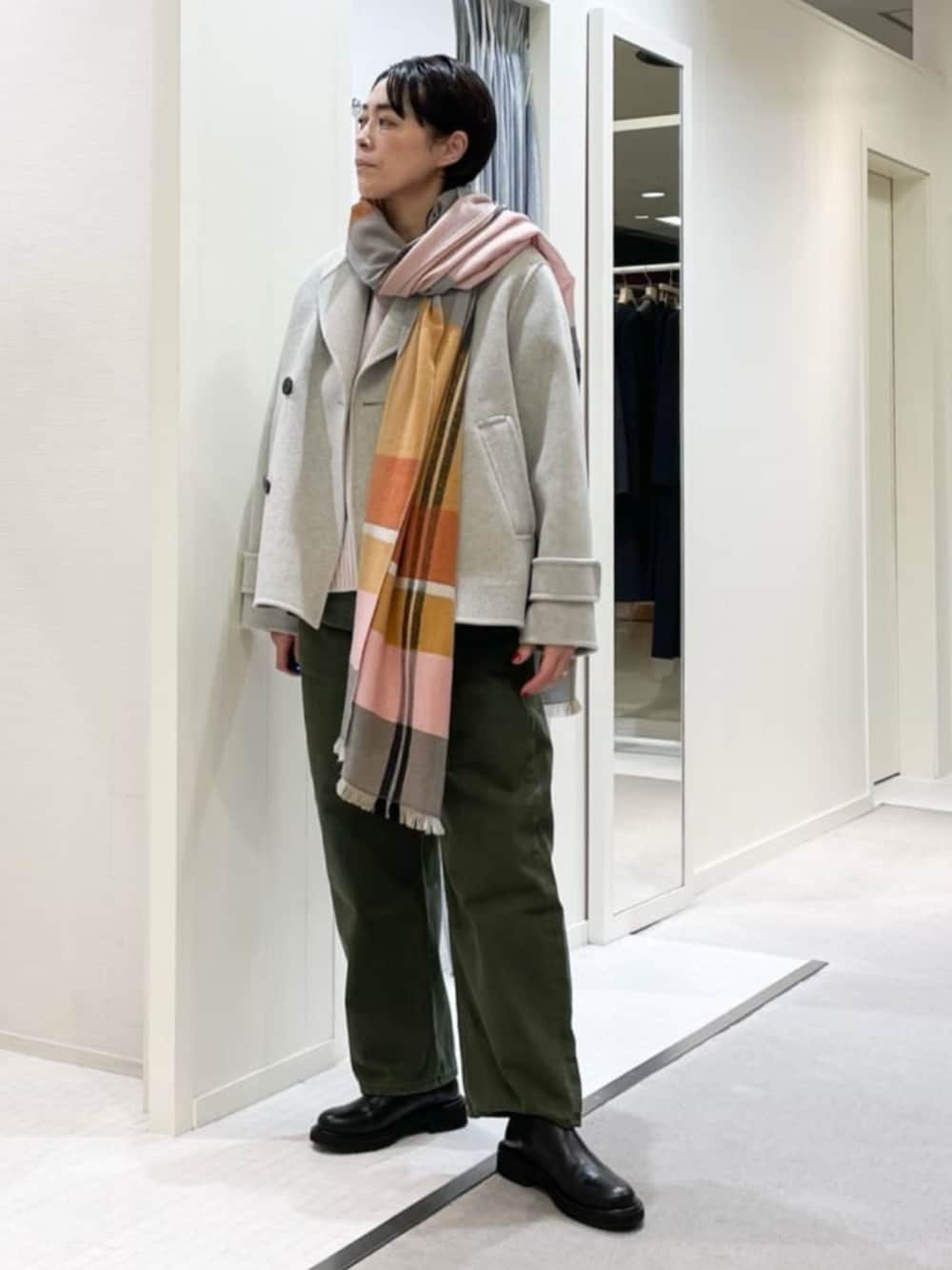 「TOMORROWLAND、トゥモローランド、GALERIE VIE、DOUCE GLOIRE、ピーコート、Pコート、ショートコート、クルーネックニット、ピンク、カラーデニム、コクーンパンツ、ストール、サイドゴアブーツ」｜「TOMORROWLAND のGALERIE VIE ボリュームショートブーツ（ブーツ、ブラック系）」を使った、TOMORROWLAND_iizukaさん（レディース・162cm）の冬コーディネートの1枚目の写真