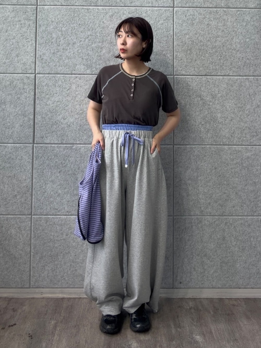グレー系のその他パンツ、グレー系のTシャツ/カットソーを着用したレディースの夏コーディネートの1枚目の写真