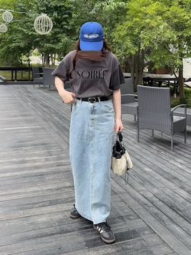 スカートを使った「ロゴTシャツ」の人気ファッション