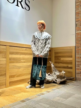 「RODE SKO（ロデスコ）のタッセル付フラッフィトートバッグ（トートバッグ）」を使った、おぎさん（レディース・167cm）の秋コーディネート