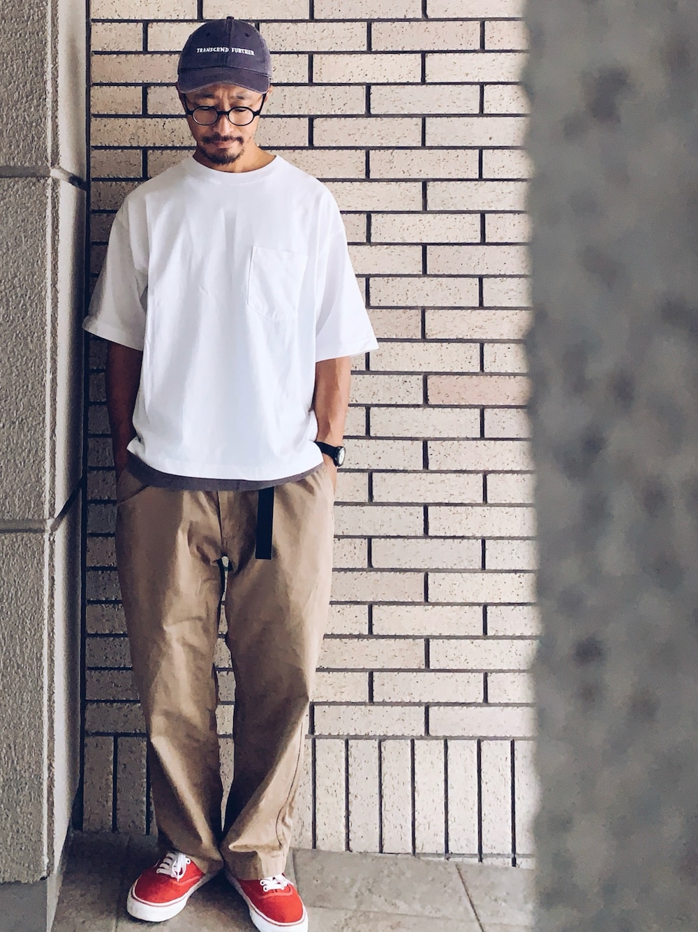 「白Tシャツ、40代ファッション、オーバーサイズ、古着MIX、低身長、メガネ男子、スケータースタイル、ユニクロ、GU、日常を少しだけ上機嫌で過ごす」｜「VANSのVANS / ヴァンズ AUTHENTIC（スニーカー、ブラック系）」を使った、hiromeganeさん（メンズ・165cm）の夏コーディネートの1枚目の写真