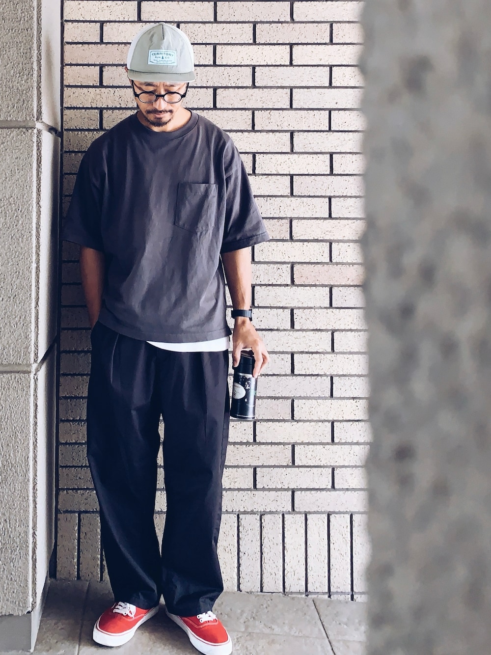 「最近のいい感じコーデ、ワイドパンツ、40代ファッション、スケータースタイル、GU、休日スタイル、オーバーサイズ、低身長コーデ、メガネ男子、古着MIX、オトナカジュアル、日常を少しだけ上機嫌で過ごす」｜「VANSのVANS / ヴァンズ AUTHENTIC（スニーカー、ブラック系）」を使った、hiromeganeさん（メンズ・165cm）の春コーディネートの1枚目の写真