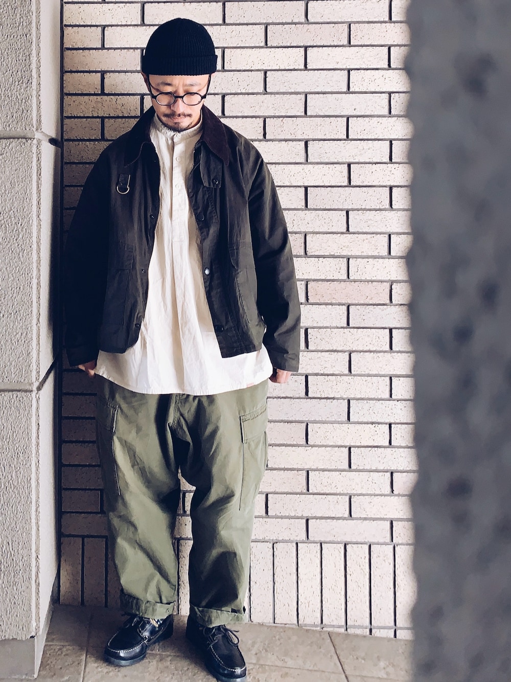「40代ファッション、おじコーデ、オーバーサイズ、古着MIX、オイルドジャケット、グランパシャツ、カーゴパンツ、ビーニー、日常を少しだけ上機嫌で過ごす」｜「HINSONのHINSON/ヒンソン 6POCKET PANTS / 6ポケットパンツ / ミリタリーパンツ（カーゴパンツ、グリーン系）」を使った、hiromeganeさん（メンズ・165cm）の春コーディネートの1枚目の写真