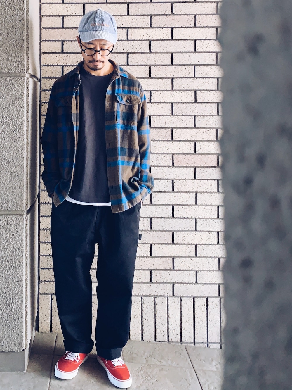 「スケータースタイル、40代ファッション、最近のいい感じコーデ、レイヤードスタイル、古着MIX、低身長コーデ、オーバーサイズ、メガネ男子、日常を少しだけ上機嫌で過ごす」｜「VANSのVANS / ヴァンズ AUTHENTIC（スニーカー、ブラック系）」を使った、hiromeganeさん（メンズ・165cm）の春コーディネートの1枚目の写真