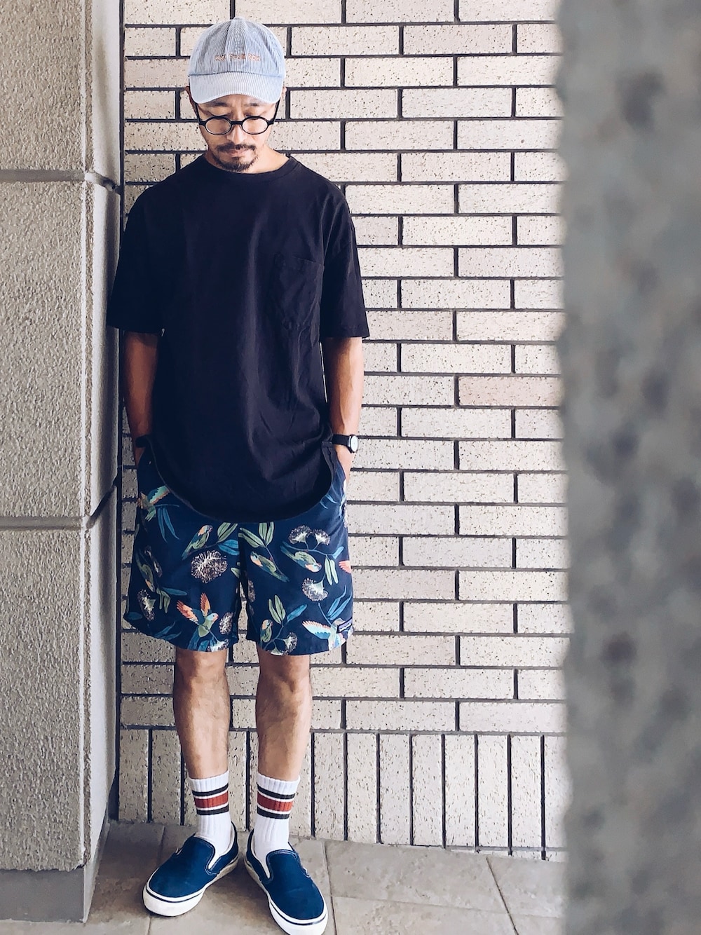 「黒Tシャツ、古着MIX、40代ファッション、低身長、メガネ男子、スケータースタイル、オーバーサイズ、日常を少しだけ上機嫌で過ごす」｜「VANSの【 VANS / ヴァンズ】  CLASSIC SLIP-ON 98 DX  ANAHEIM FACTORY クラシックスリッポン98DX アナハイム・ファクトリー（スリッポン、ブルー系）」を使った、hiromeganeさん（メンズ・165cm）の夏コーディネートの1枚目の写真