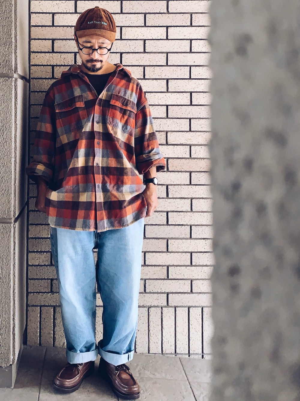 その他のシャツ/ブラウス、ブルー系のデニムパンツ、ブラウン系のモカシン/デッキシューズを着用したメンズの秋コーディネートの1枚目の写真