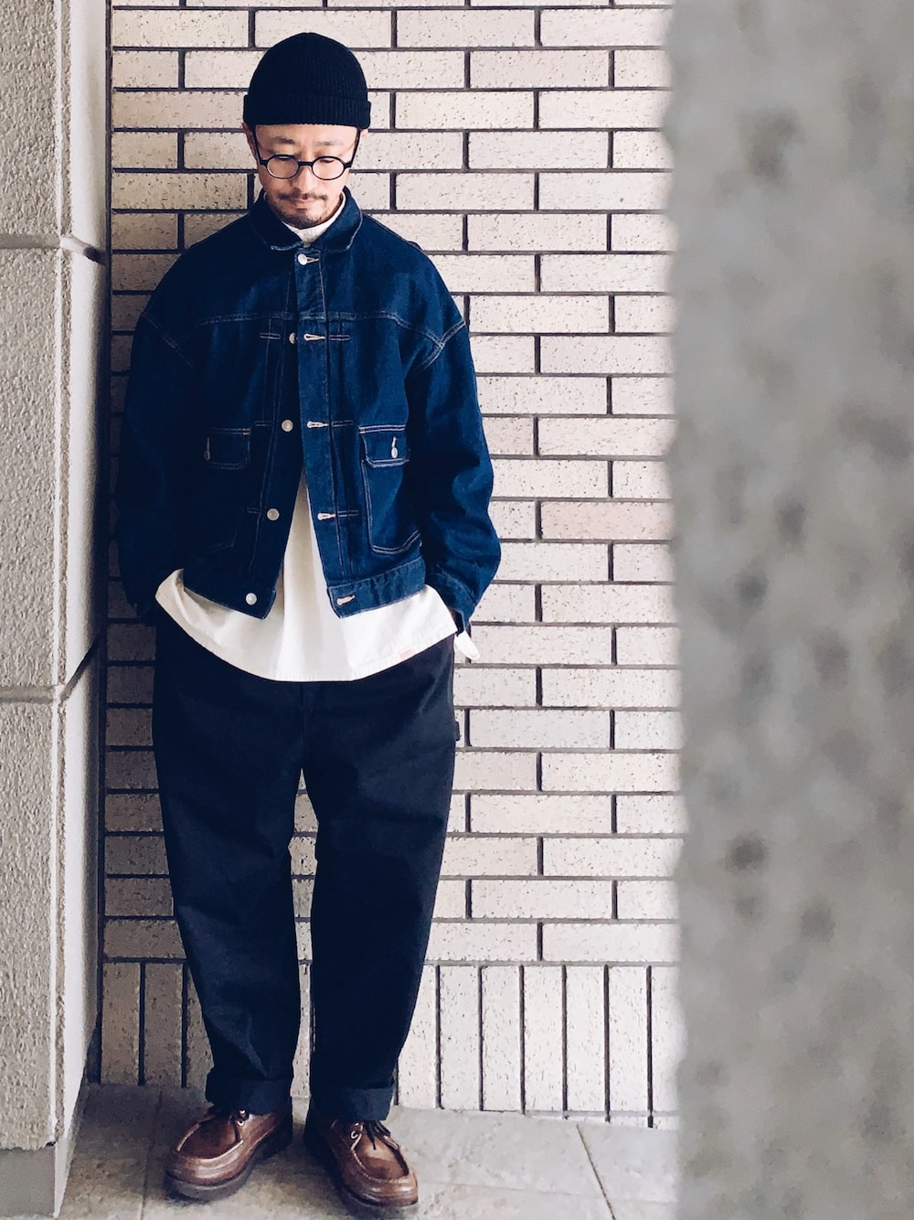「40代ファッション、低身長コーデ、おじコーデ、オーバーサイズ、デニムジャケット、古着MIX、日常を少しだけ上機嫌で過ごす」｜「HINSONのHINSON/ヒンソン ノーカラー グランパシャツ/ノーカラー/プルオーバー/2（シャツ/ブラウス、ホワイト系）」を使った、hiromeganeさん（メンズ・165cm）の春コーディネートの1枚目の写真