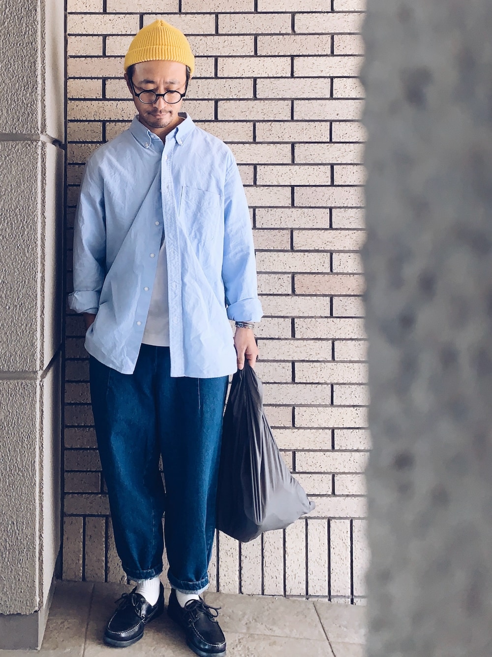 「春めき満開コーデ、シャツスタイル、デニムパンツ、オックスフォードシャツ、GU、ユニクロ、40代ファッション、オーバーサイズ、古着MIX、低身長コーデ、プチプラ、日常を少しだけ上機嫌で過ごす」｜「ParabootのBARTH / バース（モカシン/デッキシューズ、ブラック系）」を使った、hiromeganeさん（メンズ・165cm）の春コーディネートの1枚目の写真