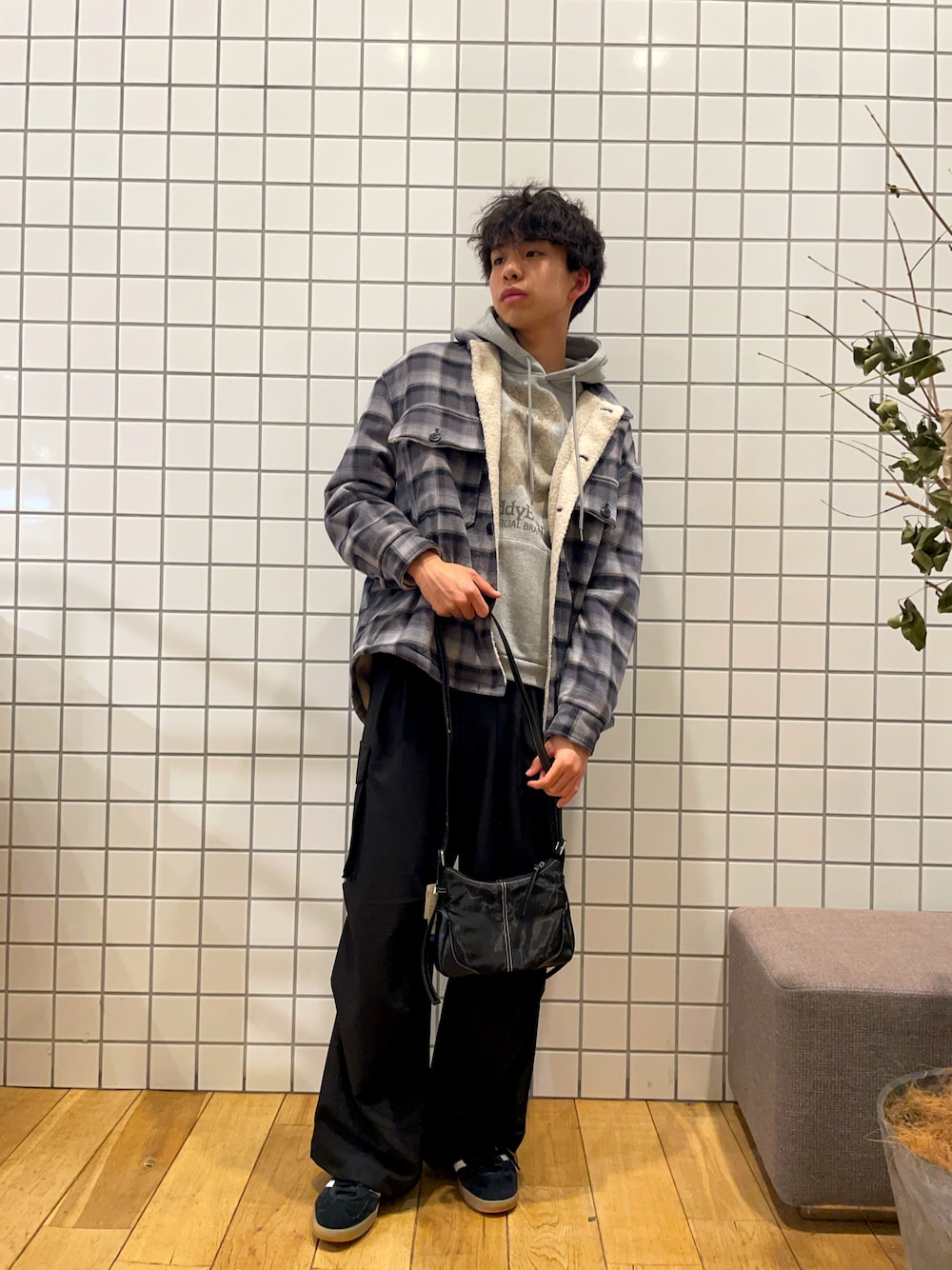 「お出かけコーデ、メンズファッション、休日スタイル、カジュアルスタイル、モノトーン、レザーバッグ、パーカー、グレー、チェック、チェックジャケット、カーゴパンツ、黒、シンプル、シンプルコーデ、ショルダーバッグ」｜「SENSE OF PLACE by URBAN RESEARCHのオンブレーチェックボアジャケット（ブルゾン、ブラック系）」を使った、とーごさん（メンズ・178cm）の冬コーディネートの1枚目の写真