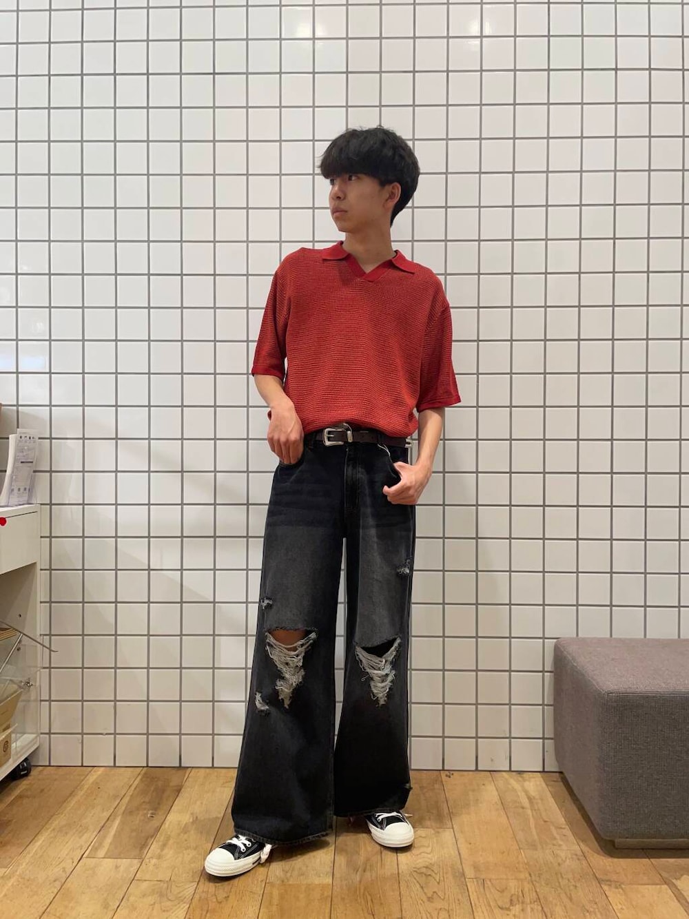 「シンプル、デニム、ワイドパンツ、カジュアル、ニット、Converse、きれいめカジュアル、ブラック、赤、レッド、夏コーデ、夏、半袖、大学生、スキッパーニット」｜「CONVERSEのCONVERSE　ALL STAR FLOWEREYELETS OX（スニーカー、ブラック系）」を使った、とーごさん（メンズ・178cm）の夏コーディネートの1枚目の写真