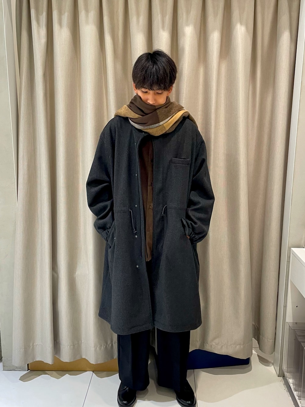 「ロングコート、シャツスタイル、タートルネック、ワイドパンツ、革靴、きれいめカジュアル、冬コーデ、クリスマスに着たい服、マフラー、ブラック、ブラウン、大学生」｜「HARUTAのHARUTA　プレーンレースアップシューズ（その他シューズ、ブラック系）」を使った、とーごさん（メンズ・178cm）の秋コーディネートの1枚目の写真
